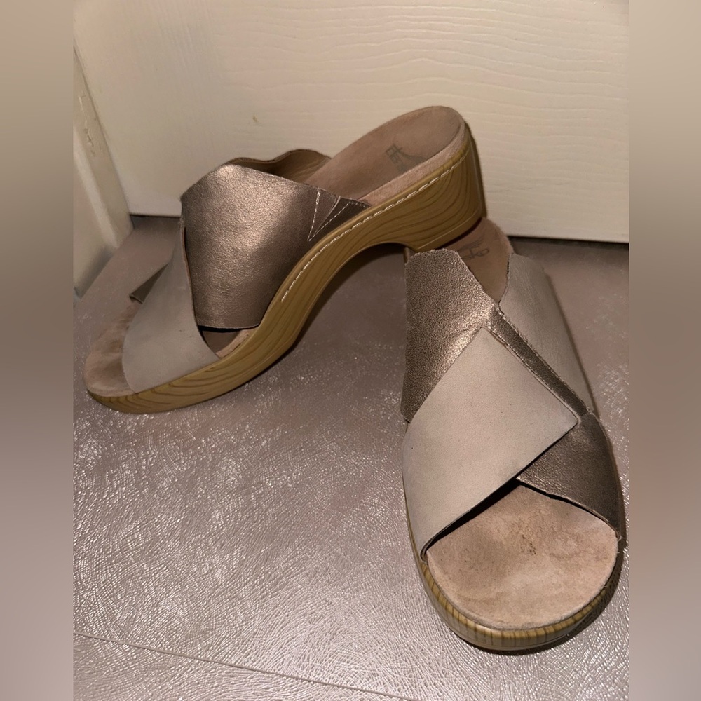 Dansko Metallic and Beige Mules heeled sandal 39 summer beach vacation leather